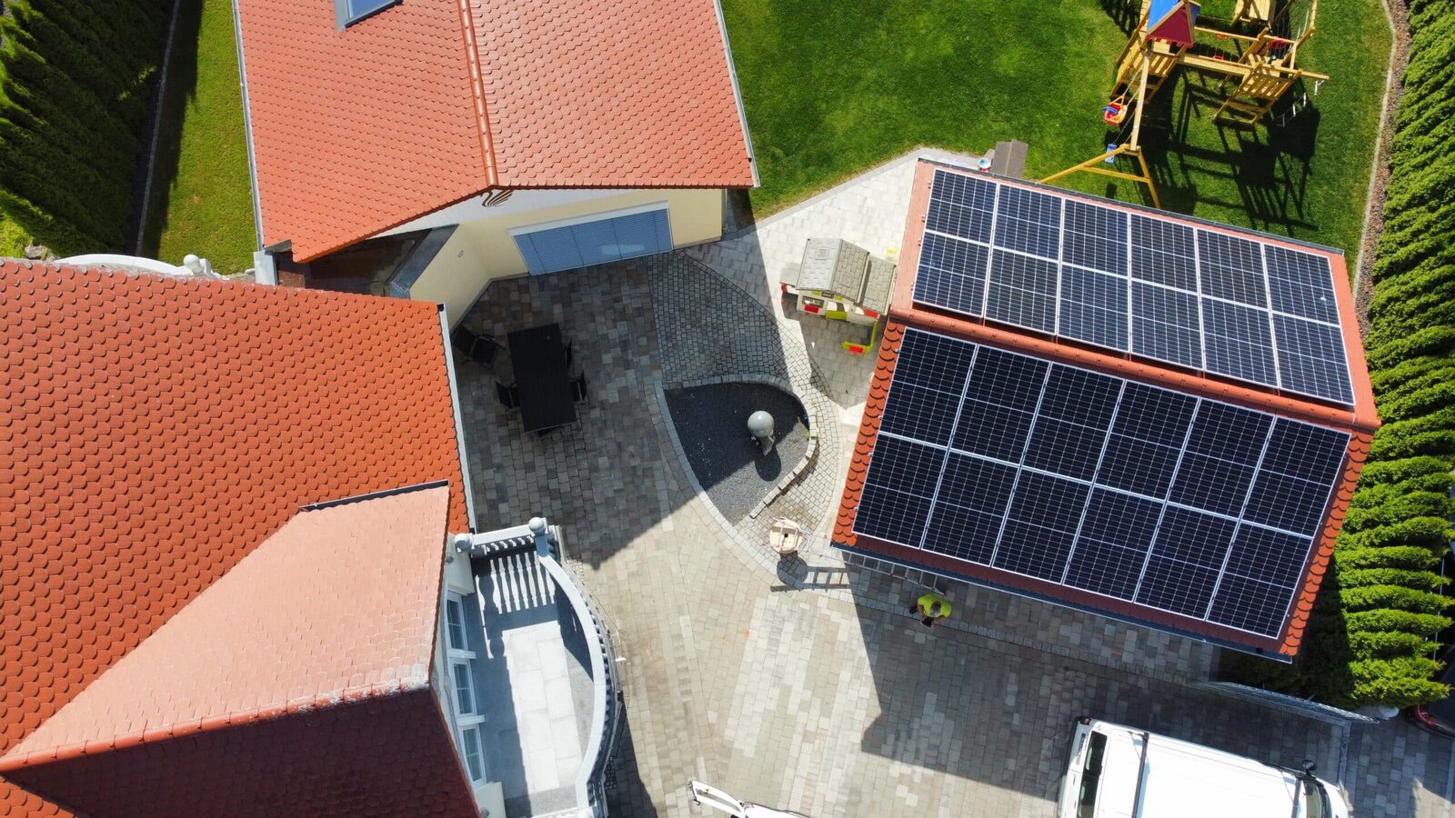 Montage einer Photovoltaik-Anlage auf einem Dach