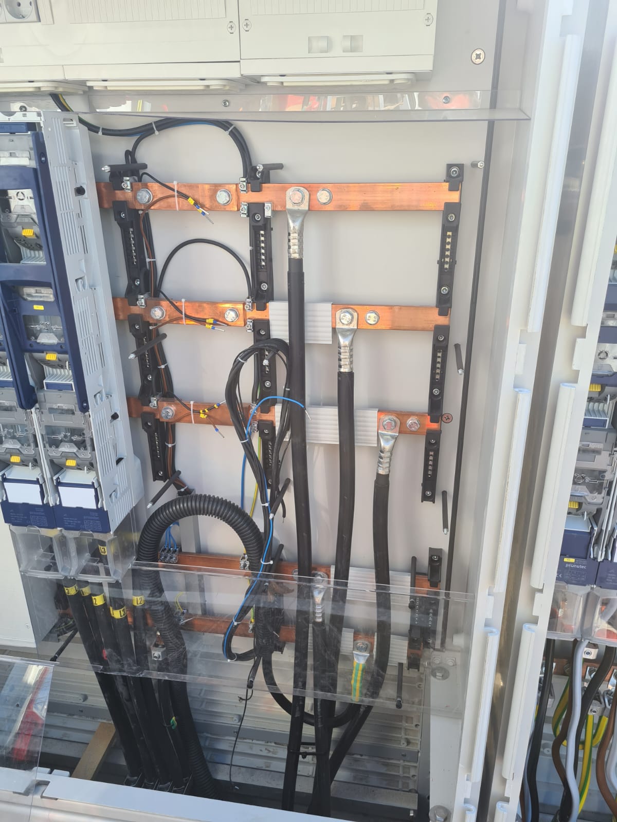 300 kWp Flachdachanlage auf einer Industriehalle