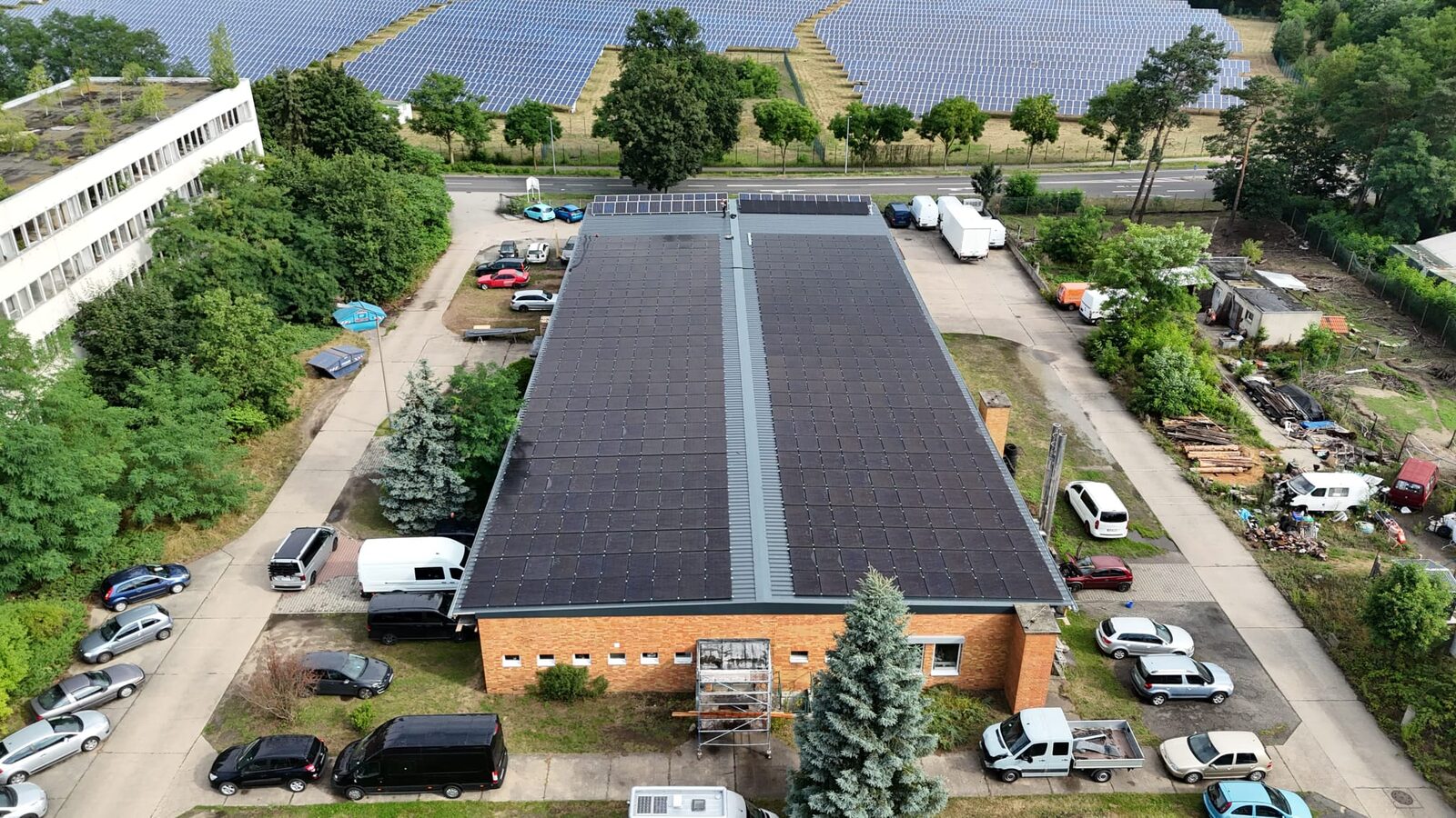 Referenzprojekt: Luftaufnahme einer Photovoltaik-Anlage auf einem Gewerbedach